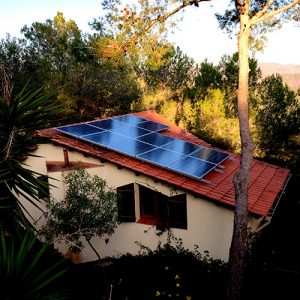 casa con placas solares